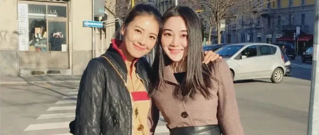 高圆圆跟素人合影被比下去，肤色黄但气质好，明星气场在哪都足！