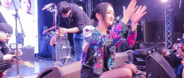 周迅演唱会上蹲着跟粉丝互动，穿短裤高跟鞋，罕见这么性感！