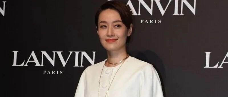 马伊琍留长发梳油头，穿的再贵气，没有女人味了！