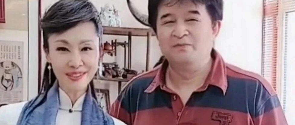 于文华穿旗袍裙直播，老了也优雅有韵味，毕福剑发福老太快了！