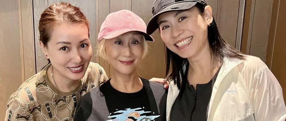 宣萱直接素颜聚会,穿防晒衫气质落落大方,就是脖子上皱纹有点多