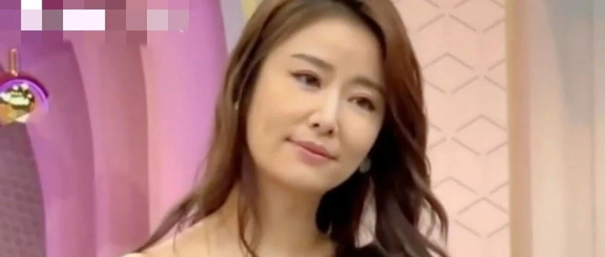 林心如现身活动，弯腰凸起肚腩像个大婶，童年的女神又崩了一个!