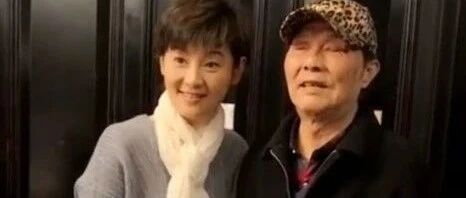 徐帆回娘家跟人合影，素颜干瘪蜡黄神态憔悴，54岁状态太真实了！