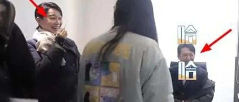 闫妮片场的现场照，笑出满脸褶皱，离了美颜修图这才是真实50岁！