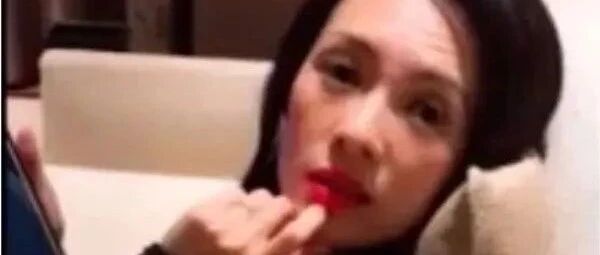 章子怡靠在沙发上，眼窝深陷额头纹明显，才生完就这么老了！