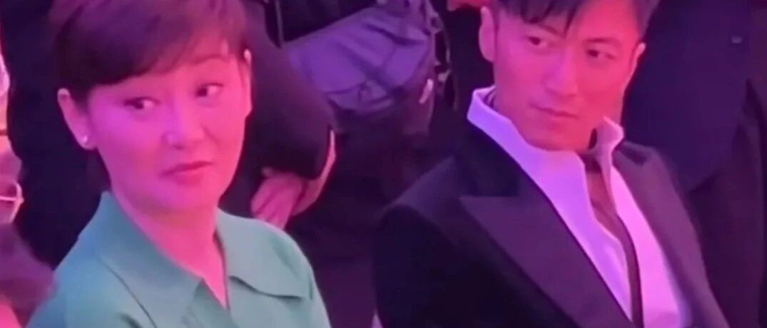 在台下拍到真实的徐帆，肚子赘肉泛滥叠了几层，但不装落落大方！