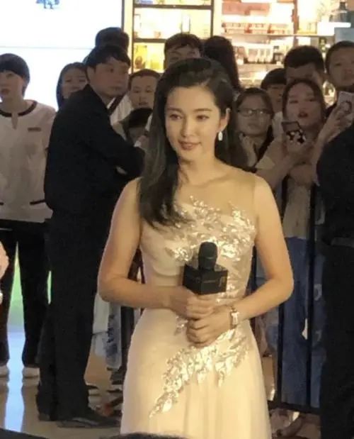 李冰冰都快成老太太了，还穿一身运动装，机场素颜却难掩皱纹！