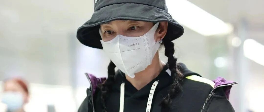 李冰冰都快成老太太了，还穿一身运动装，机场素颜却难掩皱纹！