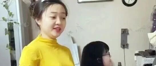 林妙可胖的自然真实，肚子赘肉都堆几层，才22岁就是大妈身材了！