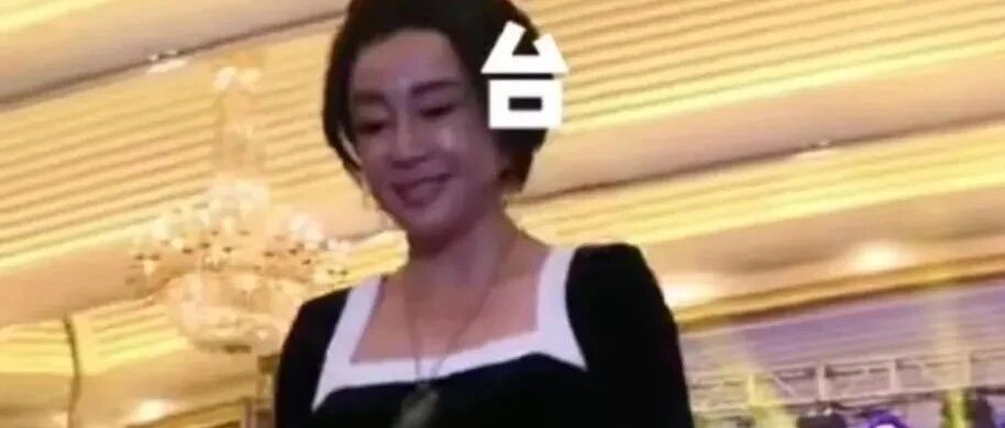 刘晓庆到惠州走台，穿裙子搭双运动鞋，不打光不修图脸苍老黝黑！