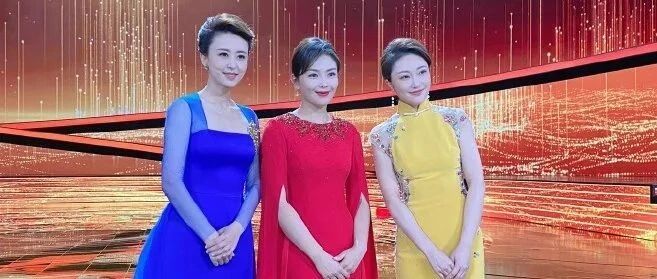 刘涛又主持央视节目，穿大红裙大气优雅，但不及张蕾一半漂亮！
