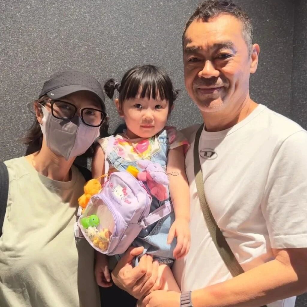 刘青云夫妻线下露面,他满脸白发胡渣依然儒雅斯文,郭蔼明素颜温婉清秀,越看越舒服!