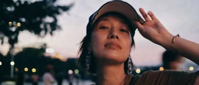 马伊琍素颜出游，拍照专挑暗光下，有皱纹雀斑也都背光看不见!