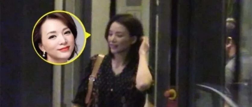 董卿素颜并不好看，驼背走路还没气质，俨然一个中年老阿姨！