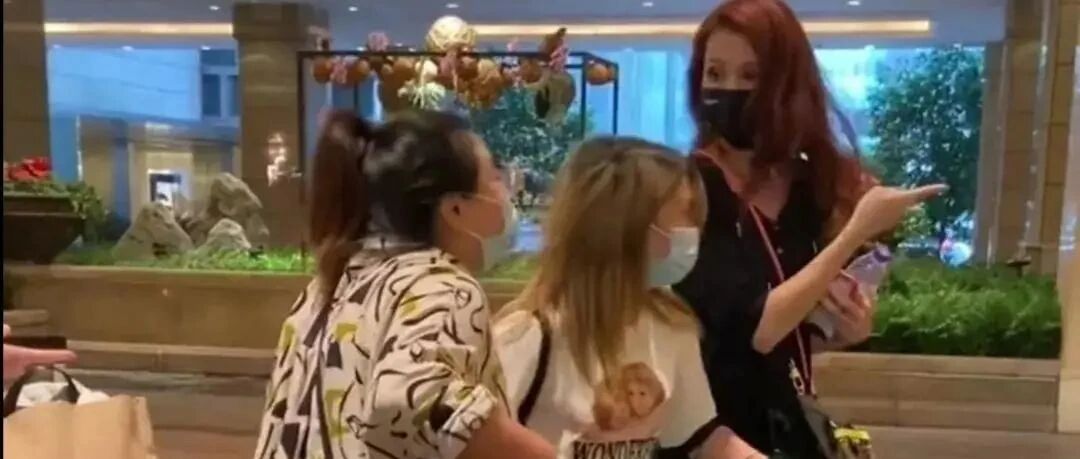 在酒店偶遇蔡少芬，真人很瘦比工作人员高一头，眼眶凹陷皮松了！