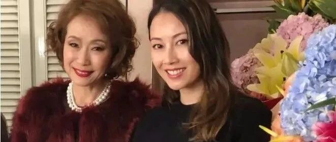 叶童一身阔太太打扮，再加上这中老年发型，被袁嘉敏衬得像奶奶！