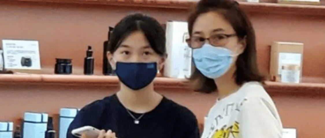 关咏荷素颜好年轻，被拍到穿短裤现身餐厅，50多岁了还这么漂亮！