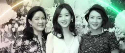 章泽天穿白裙庆生，气质清纯又漂亮，章子怡站她身旁暗淡无光！