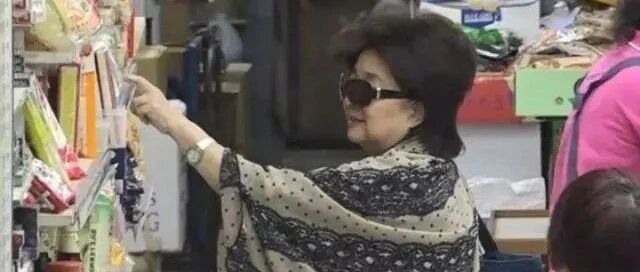 70岁徐小凤现身街头，就是普通老太婆，但气质就是不同凡响！