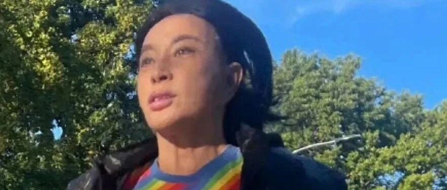 刘晓庆跑步摘了帽子,脸干巴巴的很不自然,越看越别扭,但网友感叹终于有老人真实样!