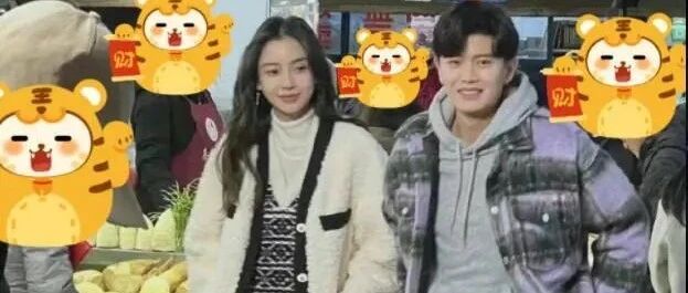 杨颖在街头被拍，没修图美颜气质还是很出众，明星在哪都很显眼！