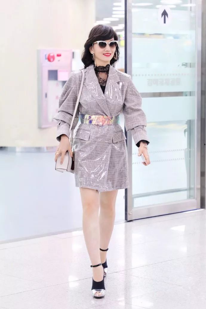 趙雅芝為了扮嫩在冬天露腿，網友：這個64歲奶奶有點潮！ 時尚 第5張