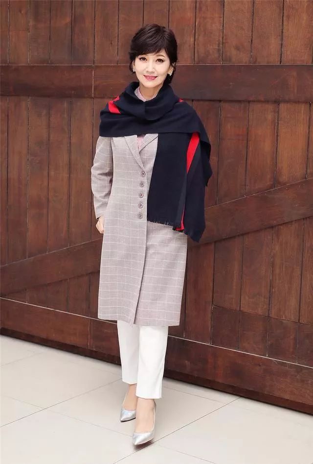 趙雅芝為了扮嫩在冬天露腿，網友：這個64歲奶奶有點潮！ 時尚 第4張