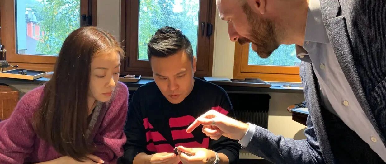 熊黛林跟老公合体，穿的毛衣很普通，但气质一点不普通！