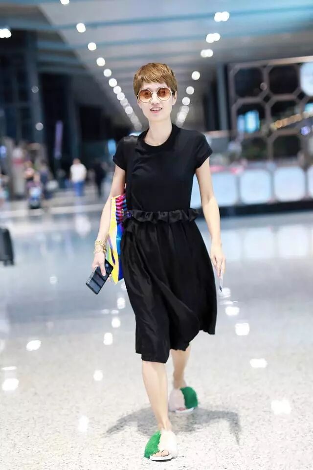 馬伊琍穿毛拖鞋現身機場，有顏有演技，什麼時候能丟掉邋遢行為？ 時尚 第1張