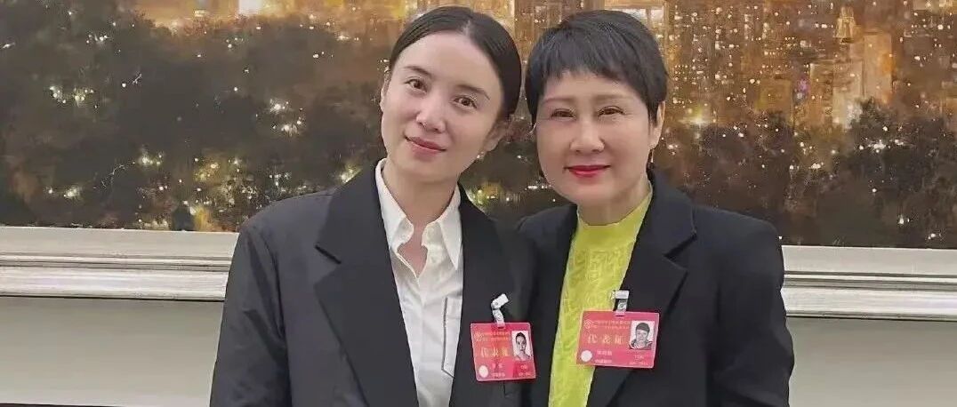 张凯丽跟宋佳合影，双眼皮太深不自然，没天然脸看着舒服有气质！