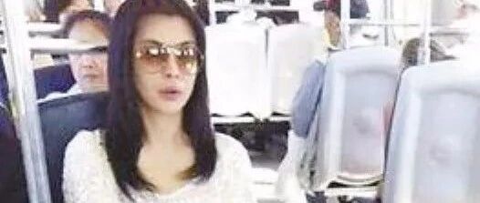 王祖贤素颜坐公交车，再穿条烂大街的小白裙，看着就是个普通人！