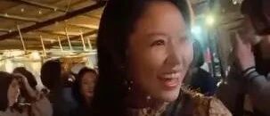 林心如在剧组庆46岁，烫大卷有了中年感，但气质颜值都还出众！