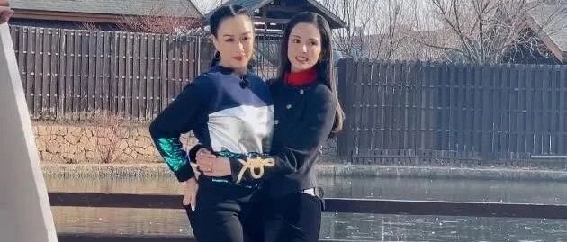 钟丽缇穿紧身衣运动，身材下垂没李若彤好，但健康活力有女人味！