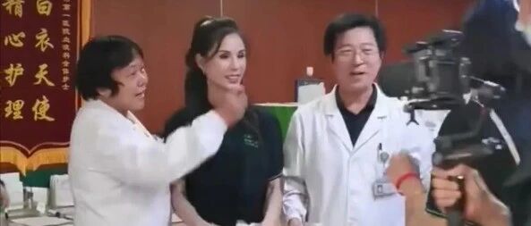 老了都只能活在精修里，医院看到李若彤，皮包骨青筋暴起很老态！