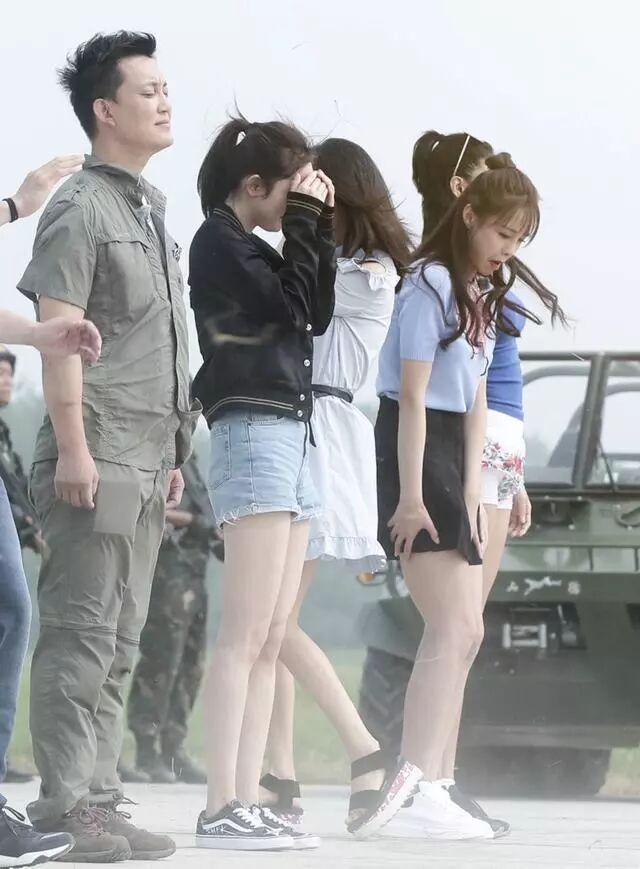 楊冪的腿再細長，在張藍心面前，還得穿高跟鞋才能比！ 時尚 第3張