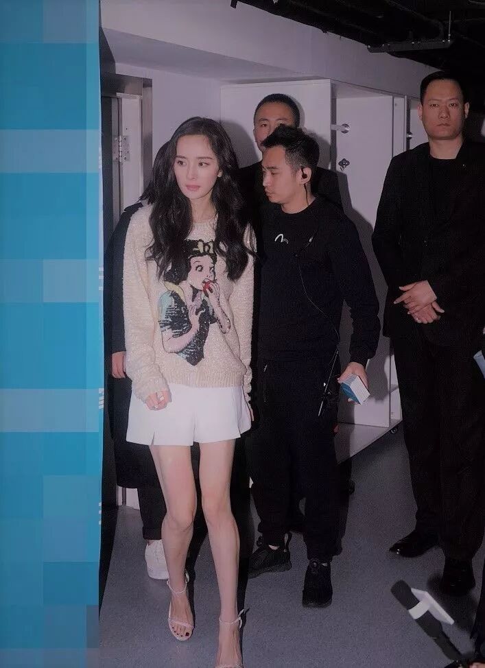 楊冪的腿再細長，在張藍心面前，還得穿高跟鞋才能比！ 時尚 第4張