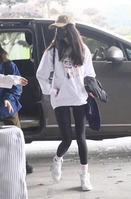 楊冪的腿再細長，在張藍心面前，還得穿高跟鞋才能比！ 時尚 第5張