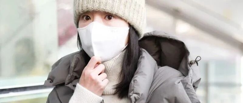 董洁走机场不装，穿羽绒服配高领毛衣，看到了老阿姨的真实打扮！