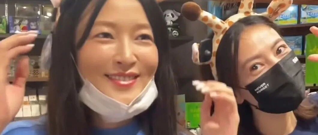 高圆圆跟闺蜜游玩，不打光皮肤黄还这么漂亮，但胯宽没闺蜜腿细！