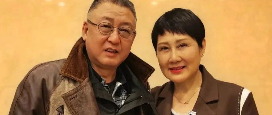 张凯丽涂红唇装年轻，但满脸皱纹就是老人，而且双眼皮特不自然！