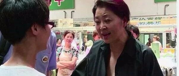 倪萍去菜市场刻意穿的时髦，虽然瘦了是漂亮，但脸上老年斑明显！