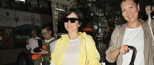 林青霞老了很优雅，打扮的也很时髦，穿牛仔裤还露脚踝！