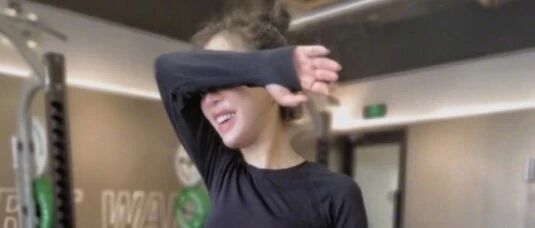 王石娇妻手挡脸不敢晒素颜，在机场都追着王石走，有点卑微！