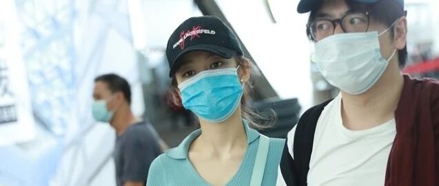 郎朗夫妻又走机场，没有修图的吉娜，本人并不好看！