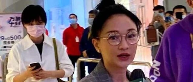 周迅有皱纹气质也出众，面对镜头依然自信，打扮再普通也漂亮！