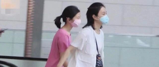 关咏荷息影之后都是素颜，发现记者跟拍，带女儿飞快逃走！