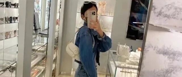 方媛逛街晒自拍，穿紧身喇叭裤配平底鞋，臀型明显身材比例很好！