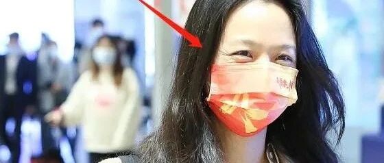 汤唯走机场被拍，无修饰的素颜眼角皱纹多，这才是真实的42岁！