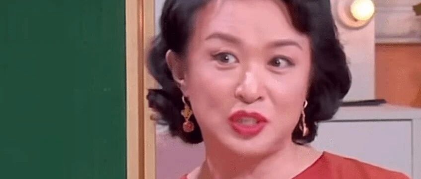 金星老了更装，明明青筋凸起像个男人，偏要烫卷发穿漂亮裙子！