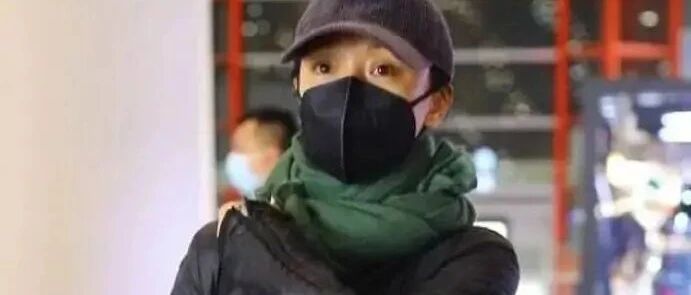 周迅穿棉服走机场，素颜土黄大方出镜不遮掩，自然衰老真实不装！